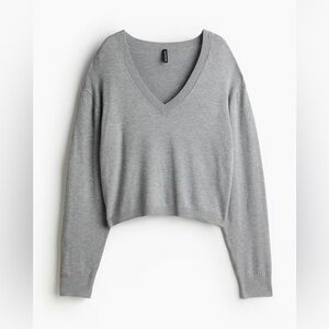 H&M Light Gray V-Neck Women's Sweater
Size M